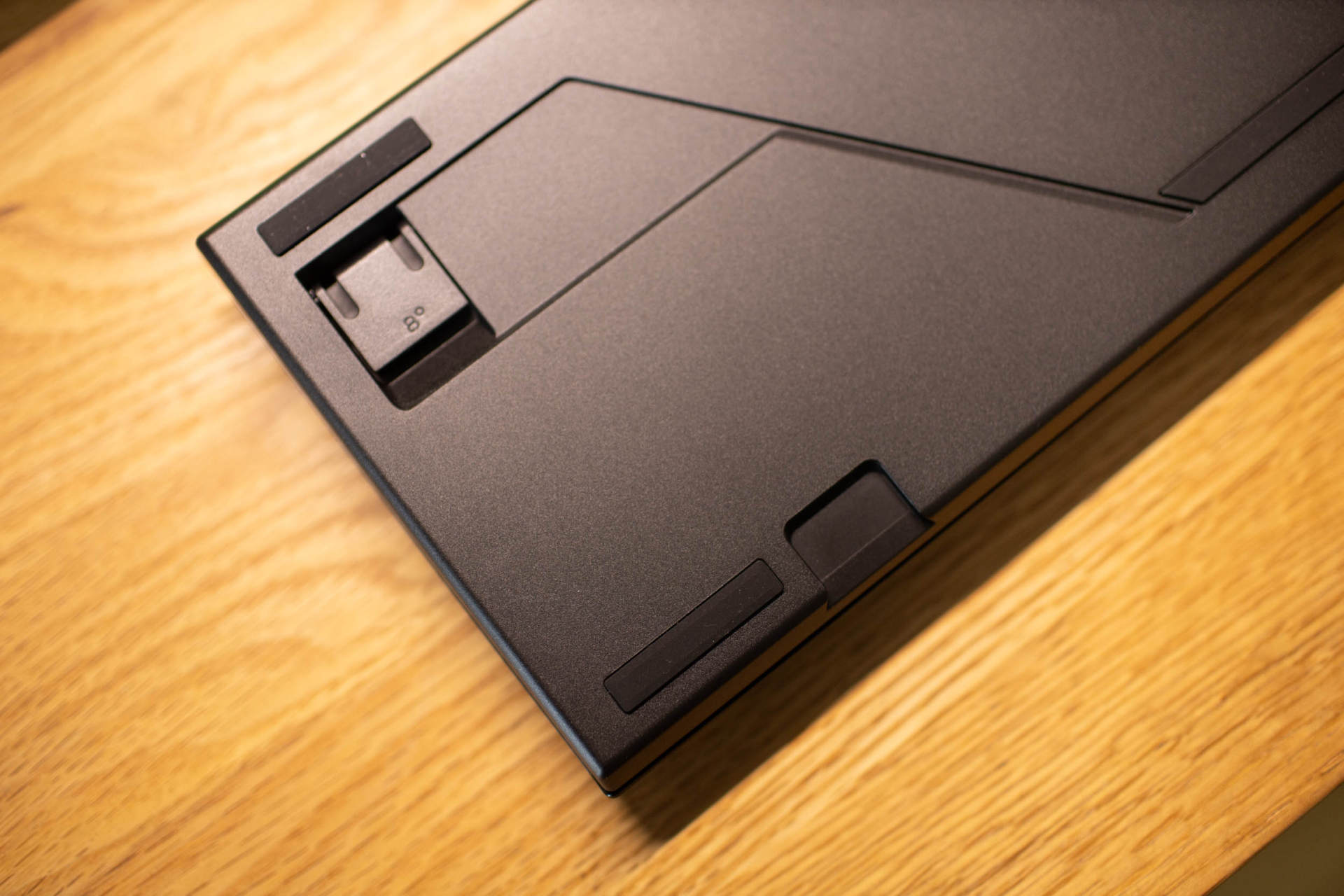 键盘的背面是磨砂材质,并采用了立体线条装饰,在中间可以看到键盘的