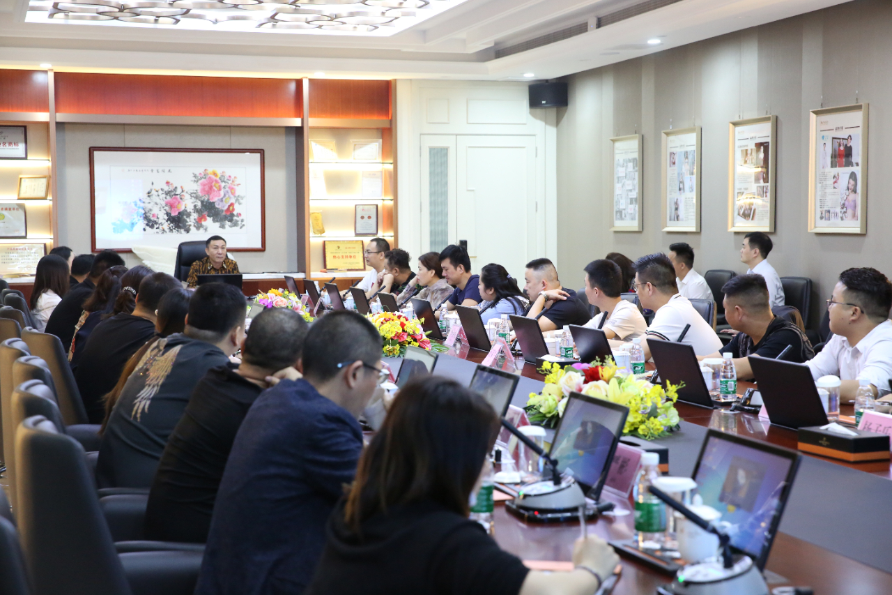 集团董事长何炳祥先生与水晶家人们开会