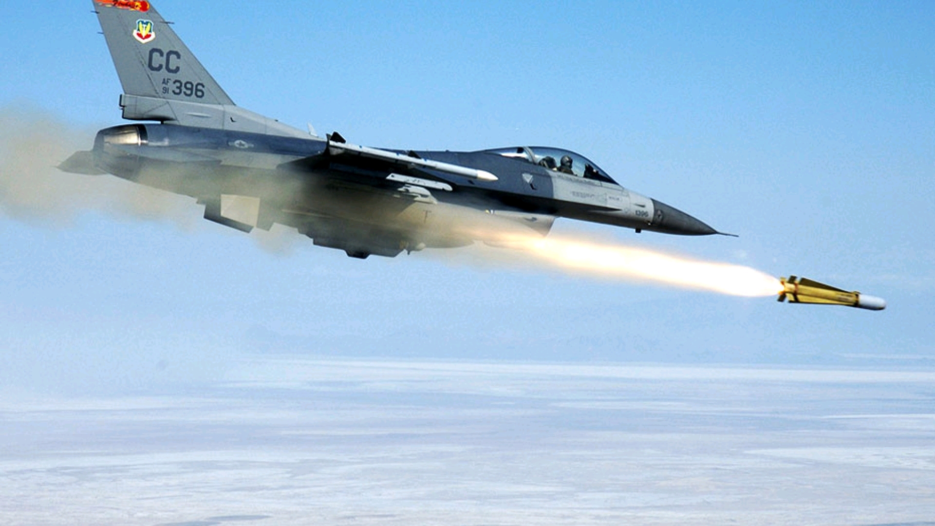 这架f16使用滑轨式挂架发射一枚agm-65小牛导弹,按下扳机后,导弹在