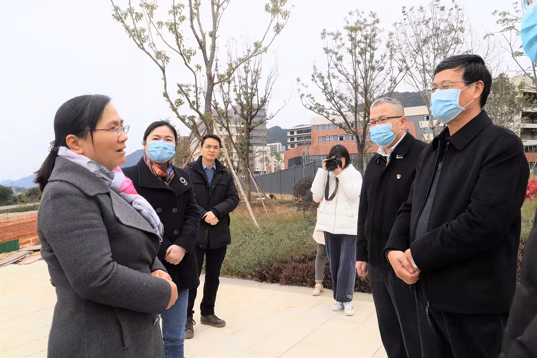 肇庆市鼎湖区区长梁健梅一行莅临广州应用科技学院调研指导