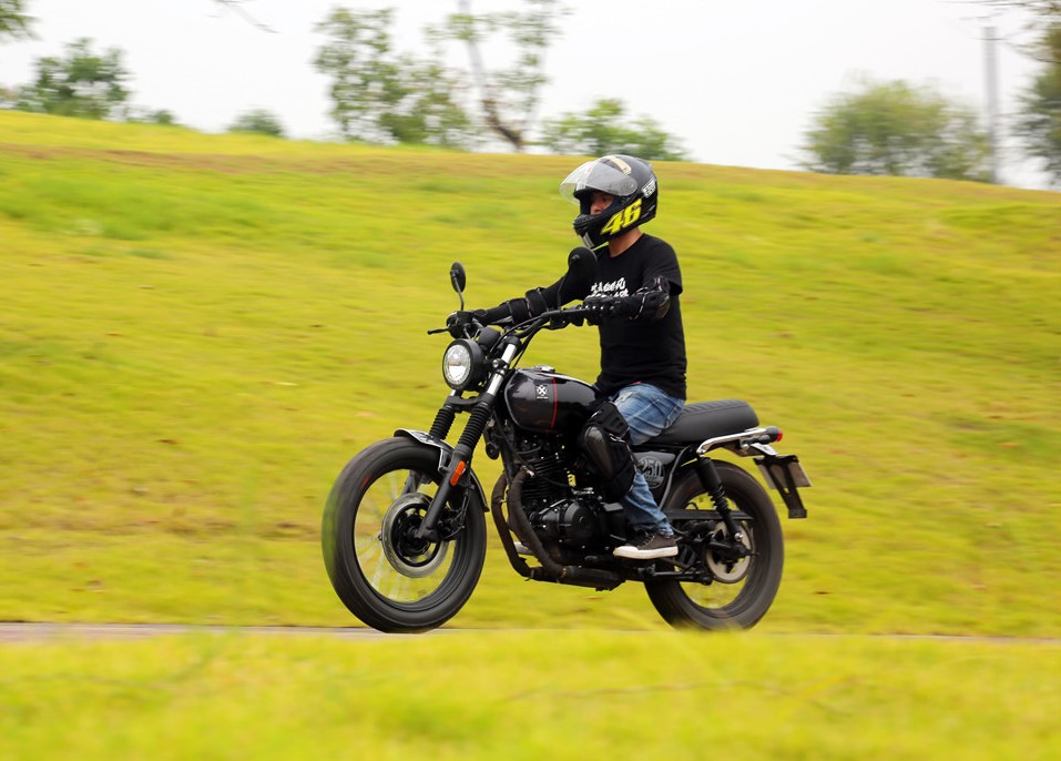 铃木250发动机 有abs售价1.68万 布雷斯通c2测评