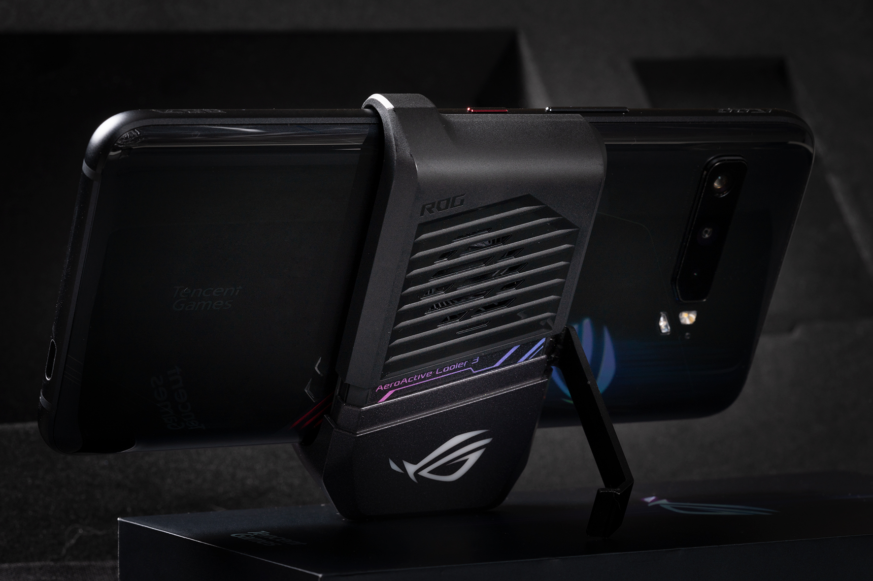 售价13999的rog手机3电竞装甲里面都有啥