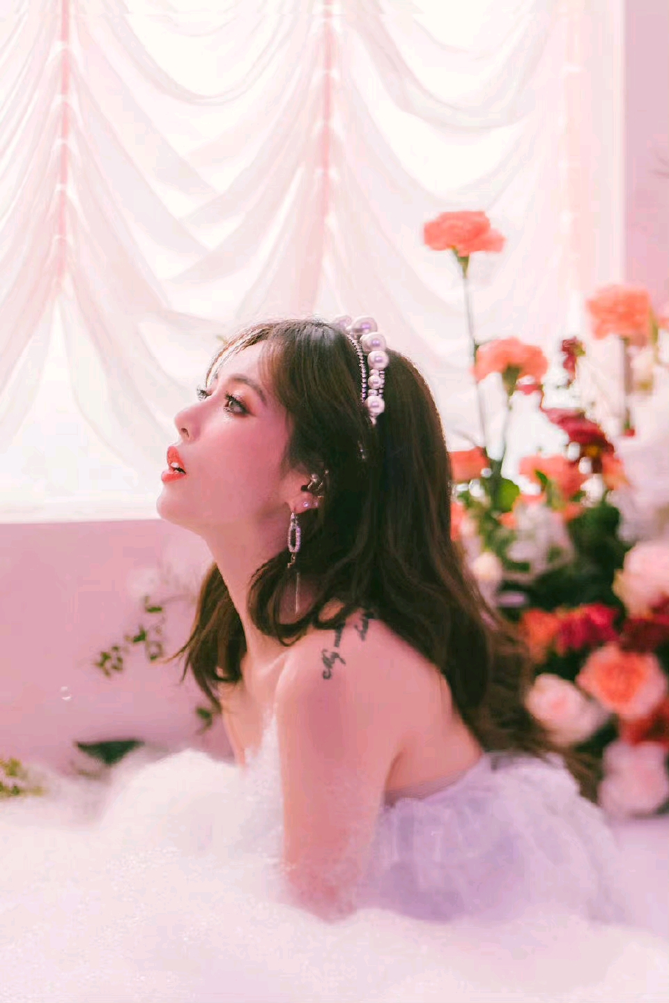 flower shower金泫雅mv概念照. - 哔哩哔哩