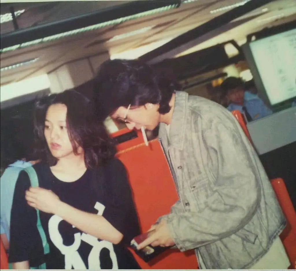 1月台湾之行,左侧戴手表女士为rita1993年6月24日凌晨,家驹在录制节目