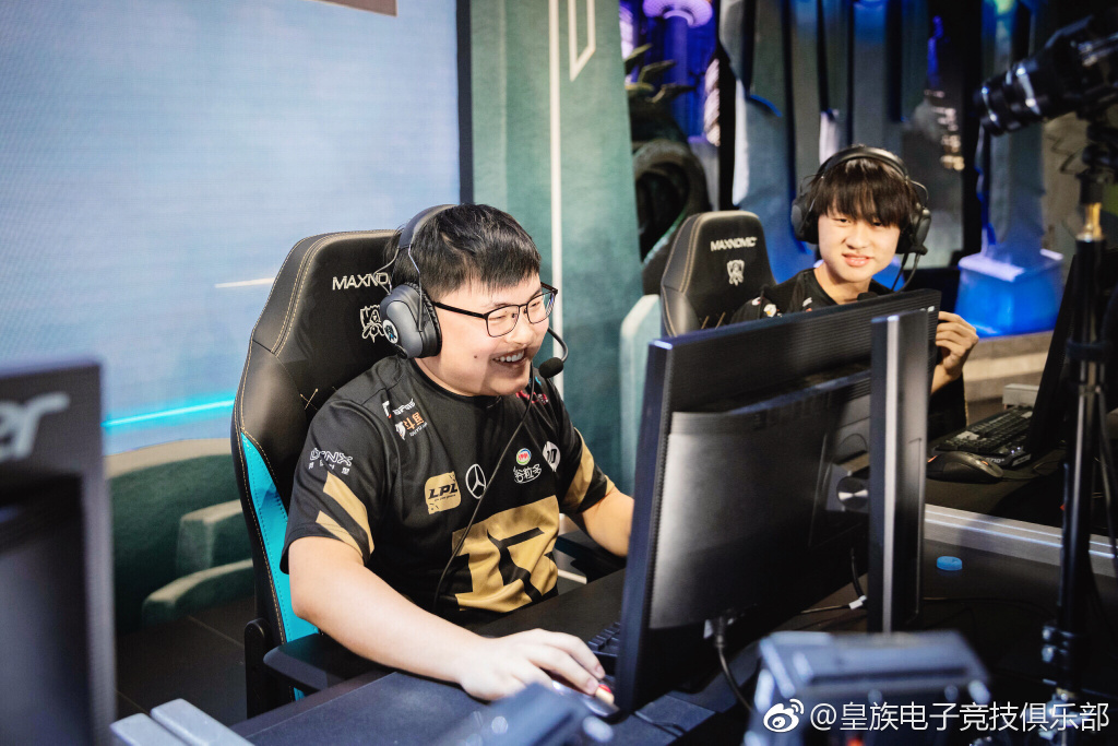 uzi代言耐克詹姆斯系列,最具牌面的电竞选手?