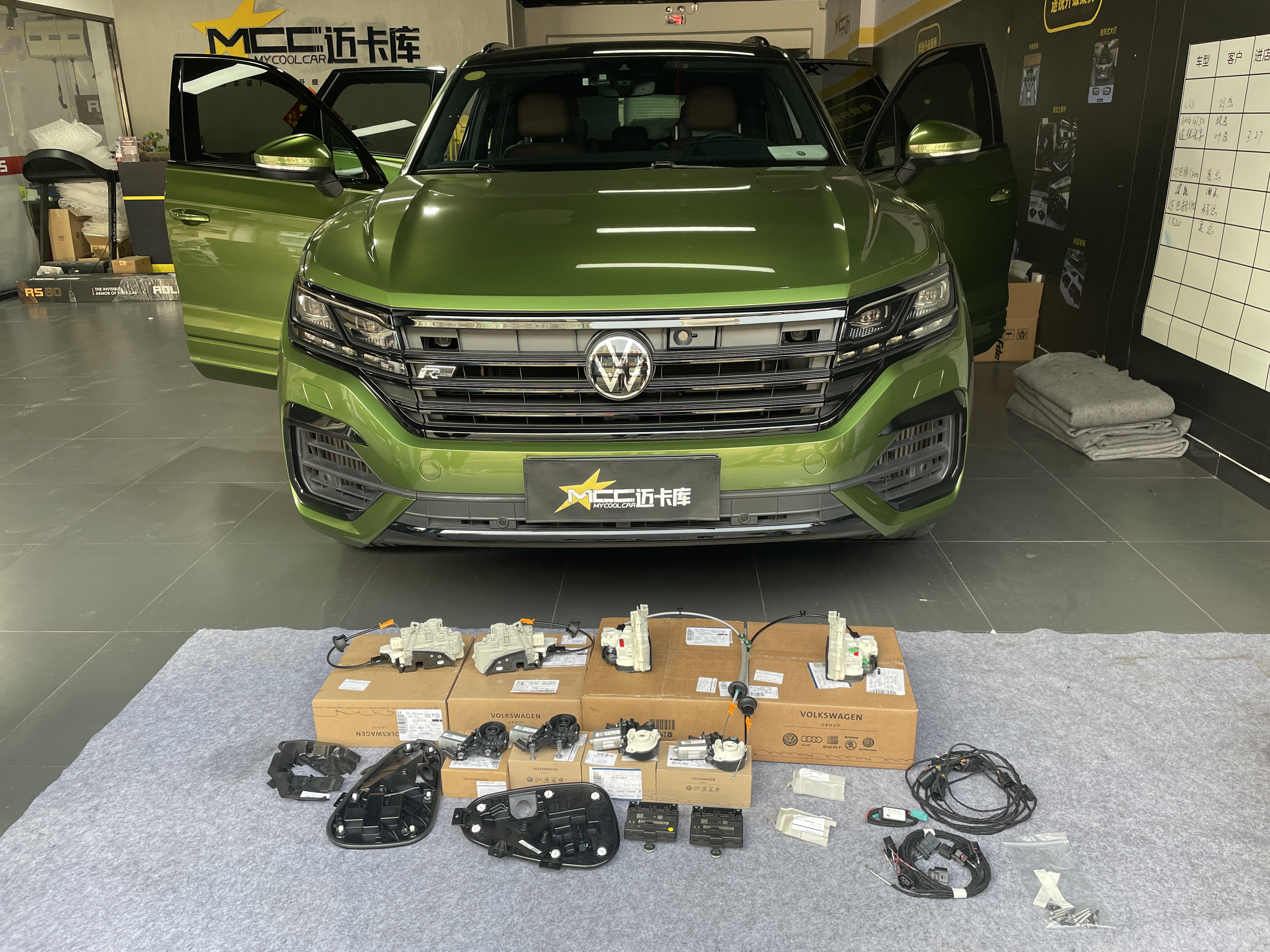 大众途锐改装原厂电吸门绅士且方便的一项配置