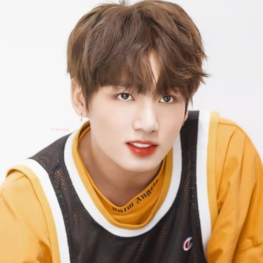 尤颂笑了笑,露出虎牙,又对准他的脸颊吧唧一口:"知道了,别扭怪.