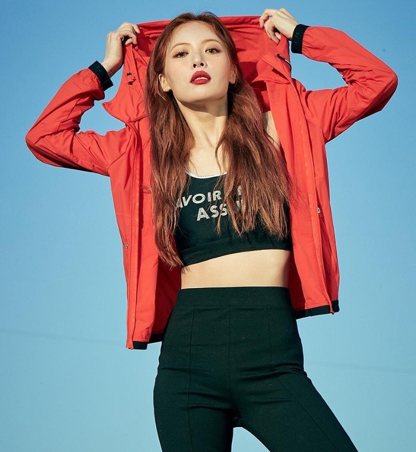 没人敢这样穿吧,金泫雅用"骑行裤"配蓝色袜子,真是太具挑战性了惹!