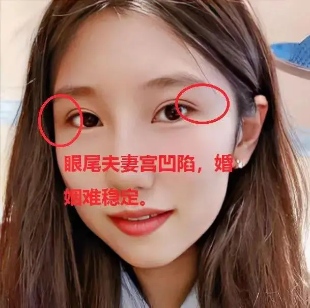 内眼角带钩,眼神带有点狐媚之态,加上眉疏而浅淡,难以掩盖眼睛的神态