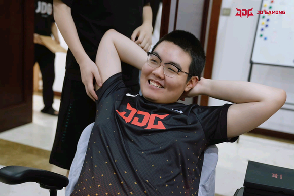 up和jdg赛后返图果子哥和小c姿势暧昧369喜笑颜开牙膏今天晚睡了