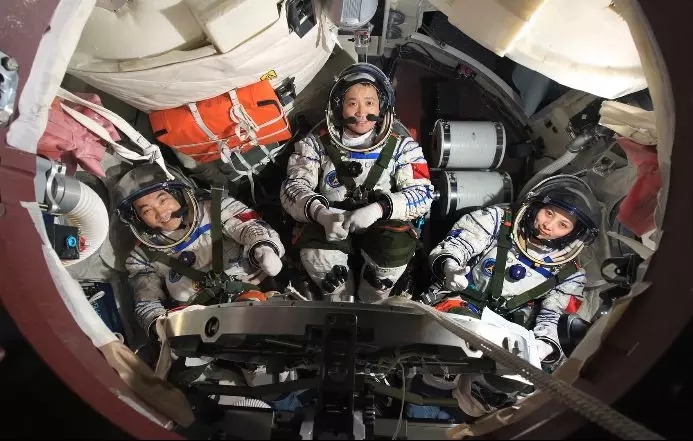 航天员是一种怎样的职业?现代"飞天"的故事未完待续丨解码中国