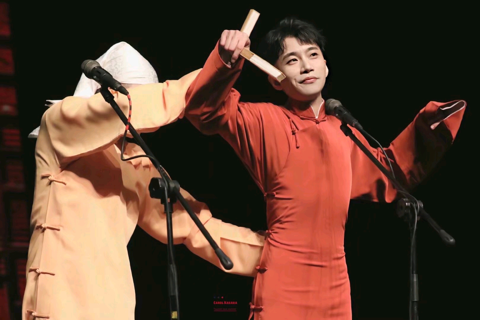 听到他的名字,我比他先抬起了头.何尚