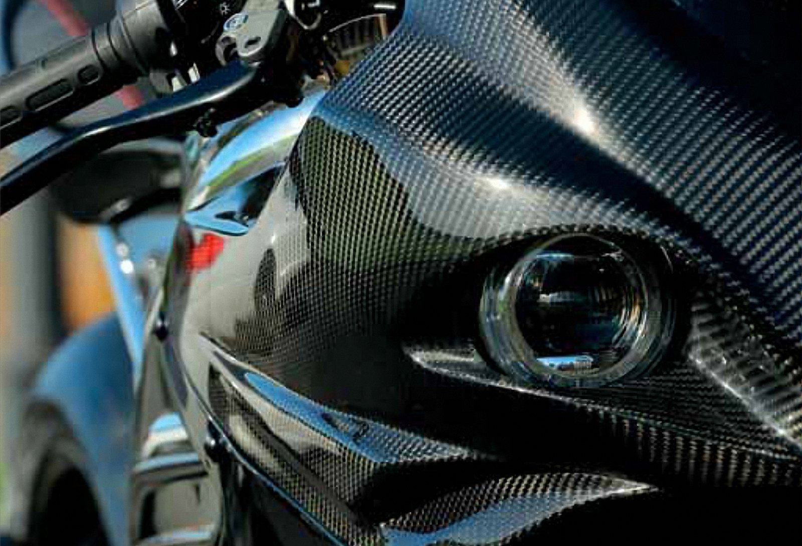 全车满满的碳纤维,对于喜欢碳纤维纹路的朋友来说绝对是梦幻逸品.