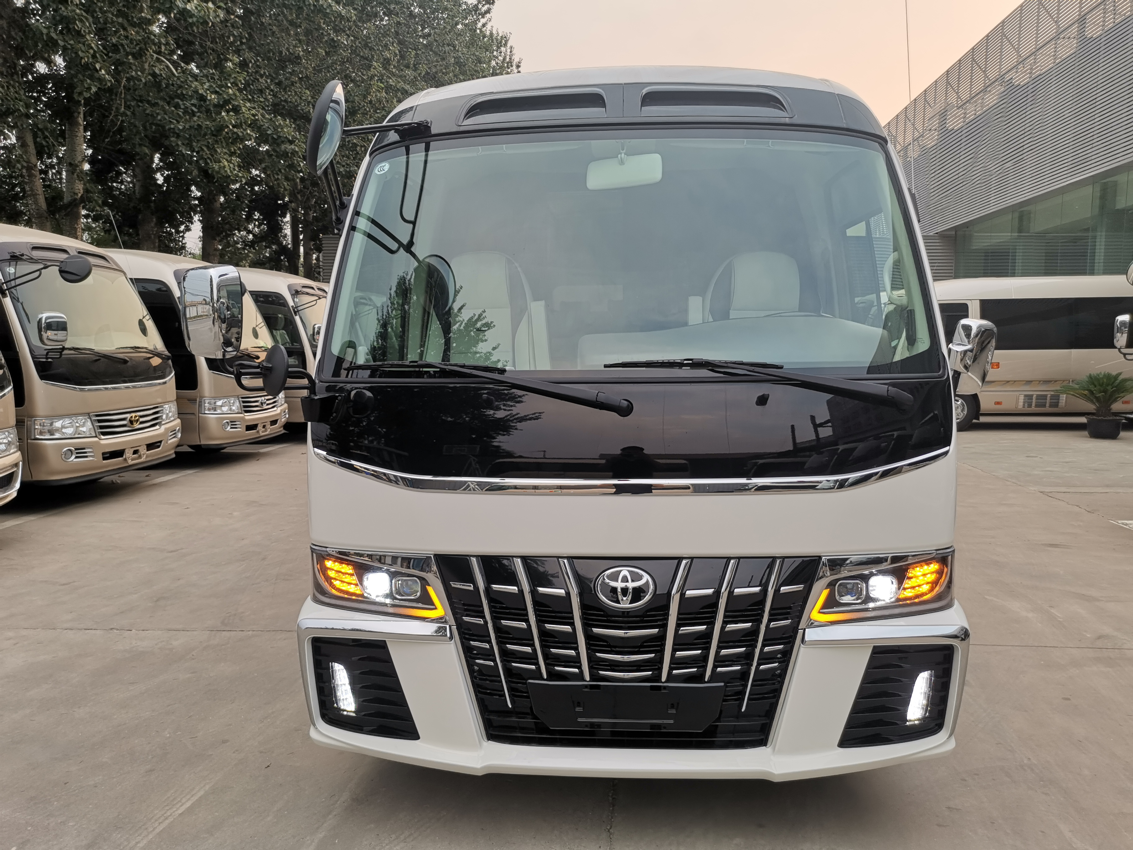 "最牛中巴"丰田考斯特,千万劳斯莱斯比不上,神在哪?