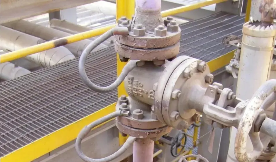 静电火花产生,利用导电性比较好的金属将两个法兰或阀门法兰间连接