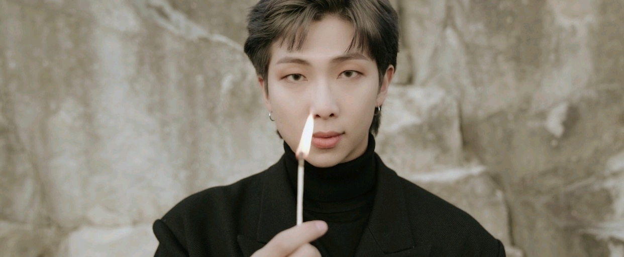 着方阿米走出会议室,她仿佛间看到了方pd后头还站着一个个子很高的人