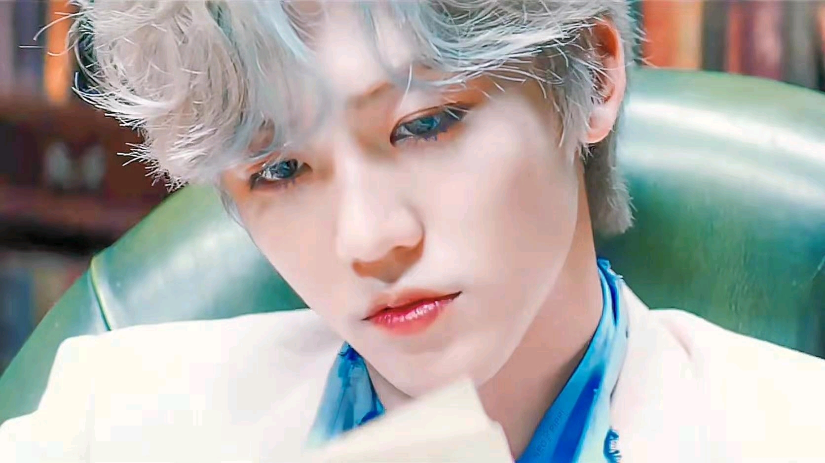 挨训的朴志晟略带委屈地看向高奕糯,后者的眼中竟是含着关切,而且他有