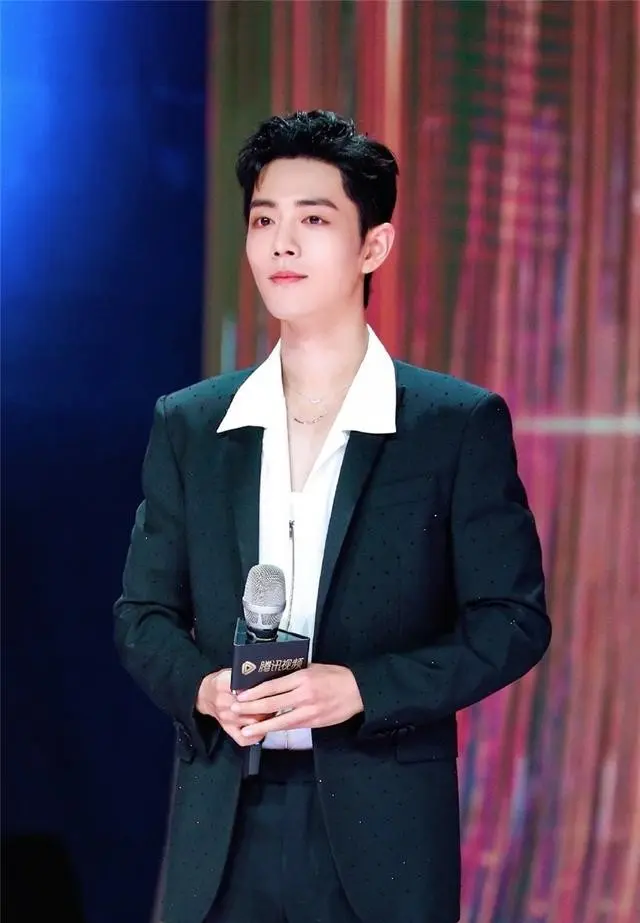 拾光盛典 肖战压轴登场 一身黑色闪钻西服造型 点亮全场 哔哩哔哩