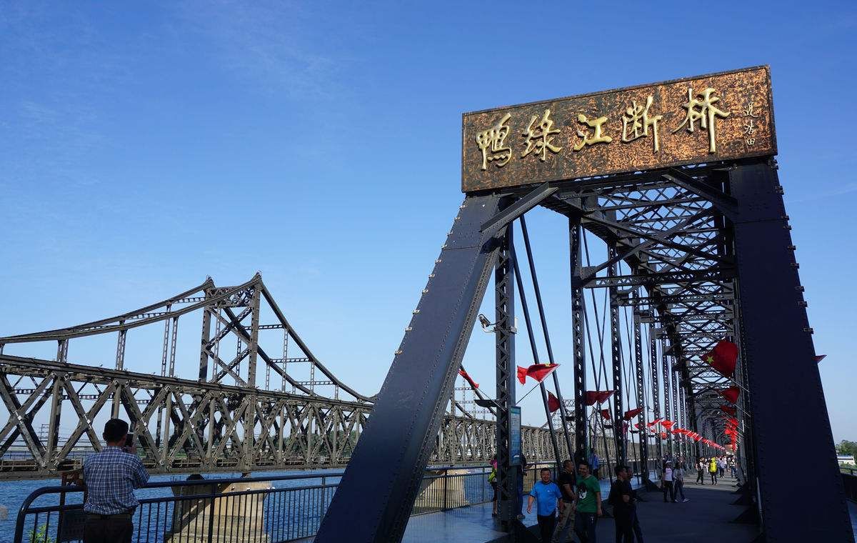 海鲜,烧烤,东北菜,朝鲜美食都是这里的特色,今天我们就来走一走丹东!