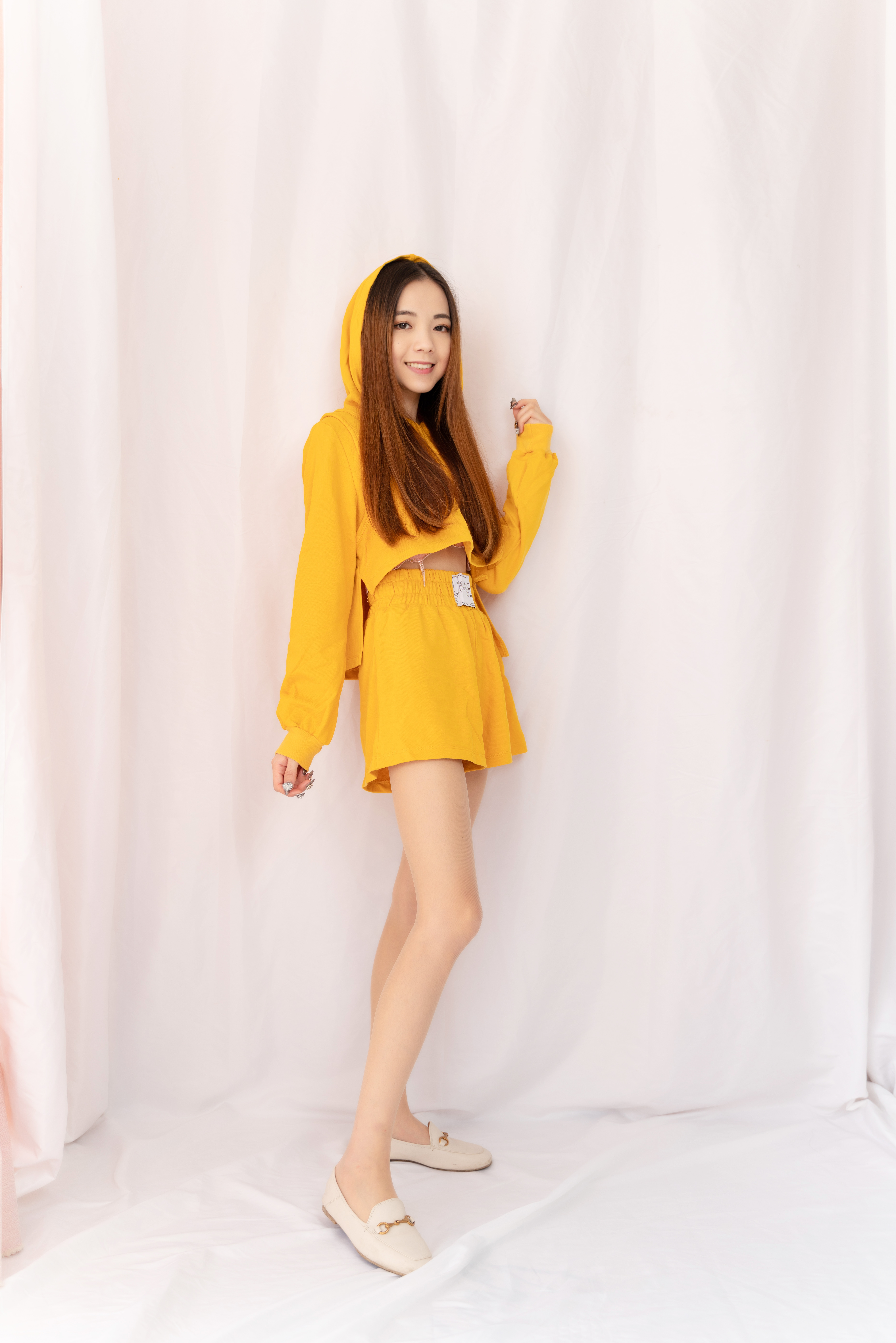 橙黄色的卫衣套装 肤色丝袜=秋天好穿搭