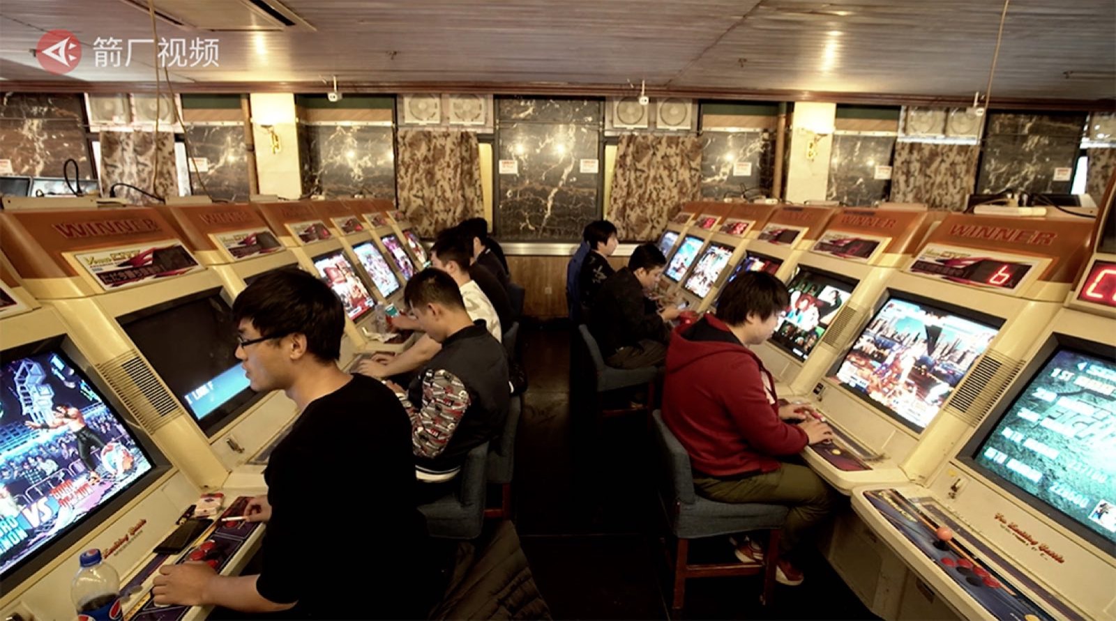 【箭厂视频】20年历史老街机厅里,35岁油腻的我穿越烈火青春