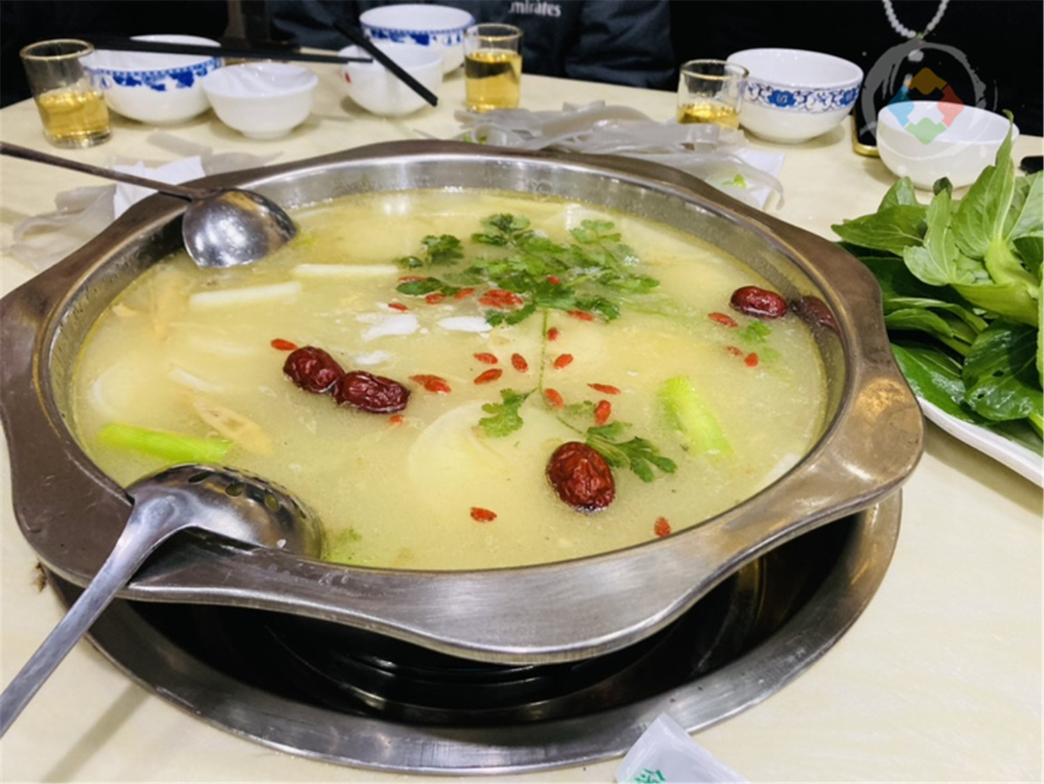 重庆南川特色美食:腊排骨方竹笋火锅,蔬菜免费,还能涮羊肉