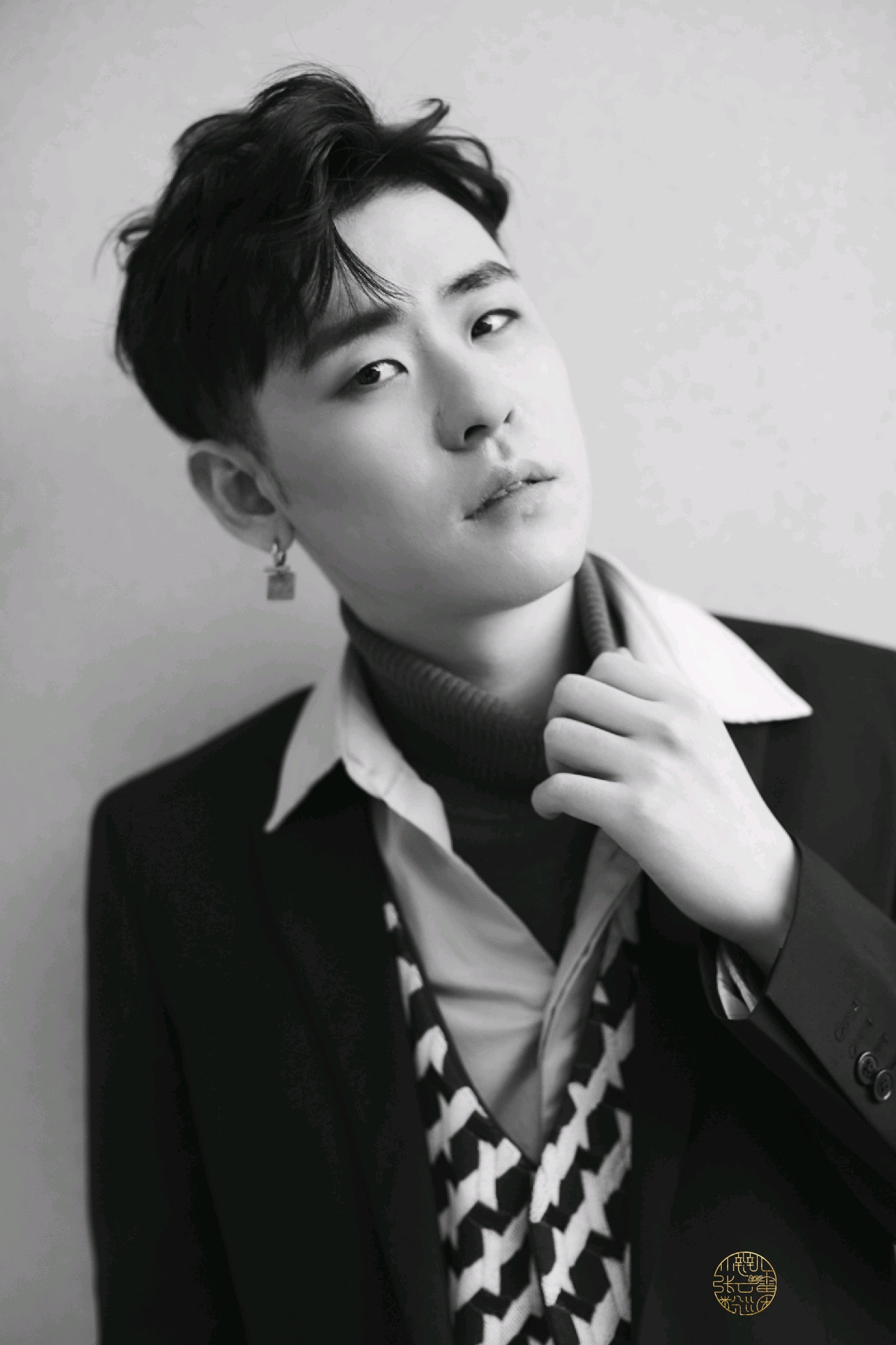 你一翻身,就被李鹤东抱住了 "怎么了丫头" "东哥"  你小声的叫他,声音