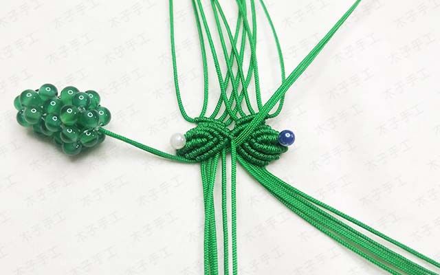 手工达人教你用绳子编一个葡萄手机挂件送人倍有成就感