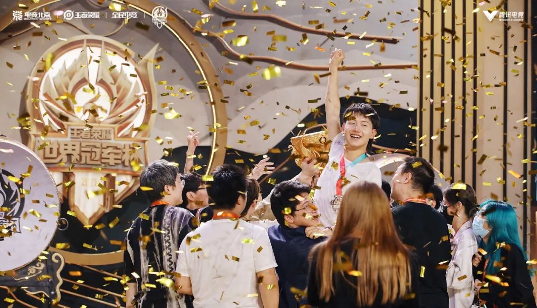 qghappy捧得冠军奖杯,成为王者荣耀史上第一支"全满贯"战队——自2017