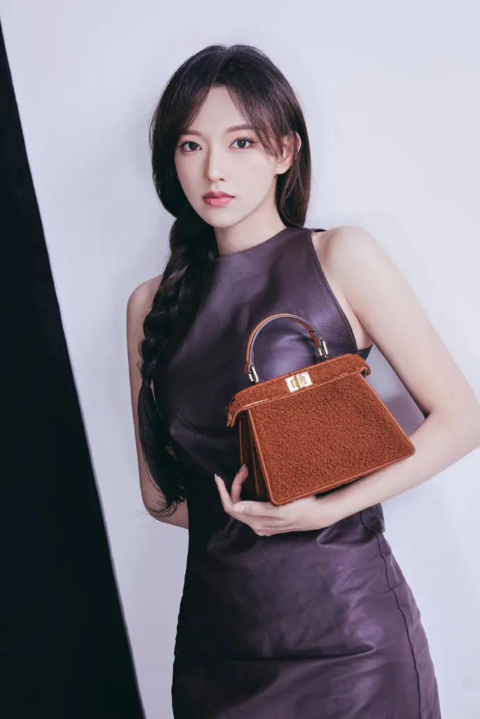 程潇解锁秋天时尚色彩,深紫色连衣长裙引领个性潮流 - 哔哩哔哩