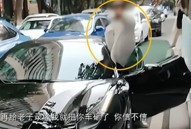 “臭屌丝，我有关系弄死你”：法拉利女司机追尾马自达，我看傻了 哔哩哔哩