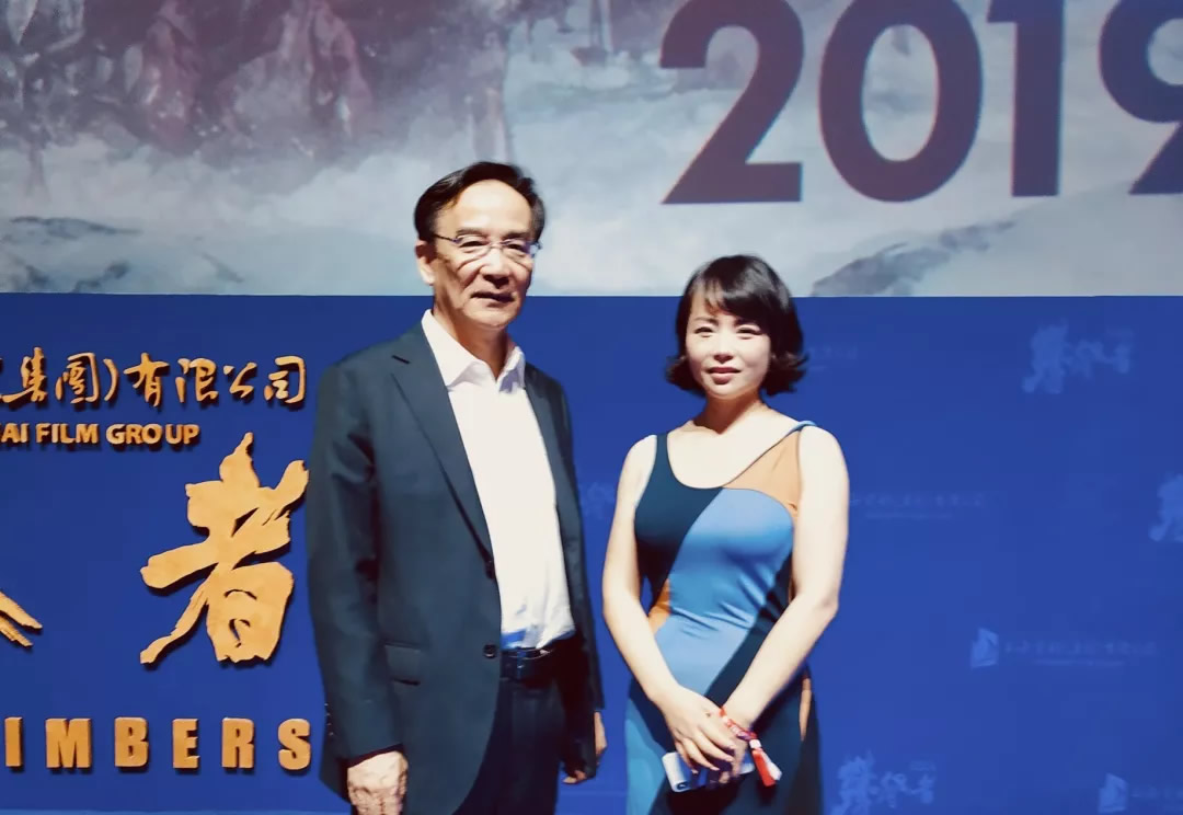 探路者集团董事长兼总裁王静(图右)与上影集团董事长任仲伦(图左)在