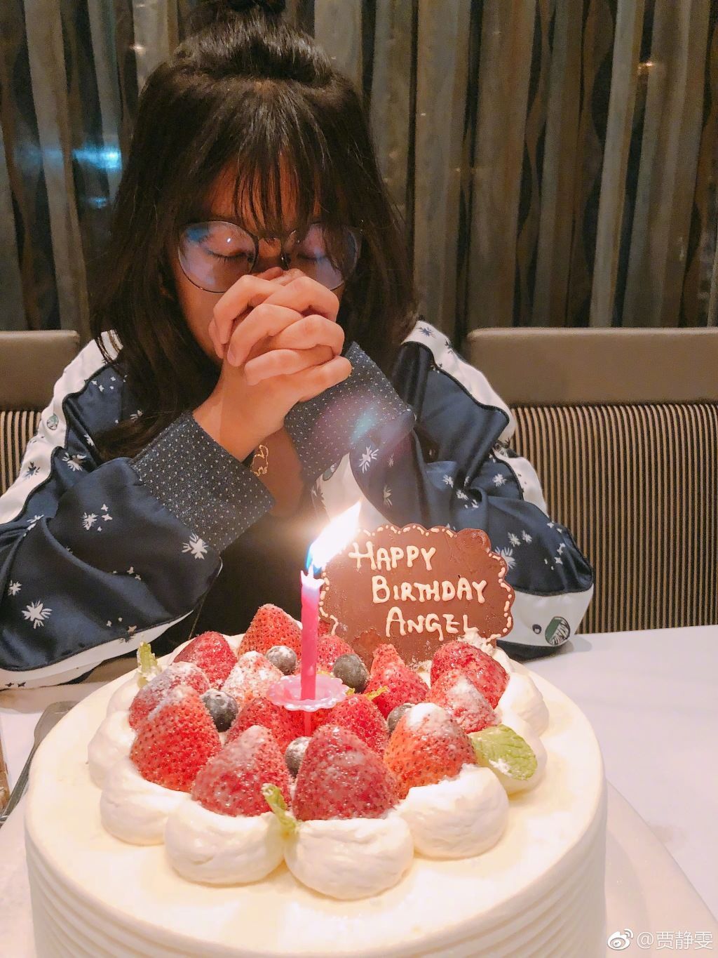 贾静雯给梧桐妹庆生,又是一枚美少女,和妈妈合影像是姐妹花