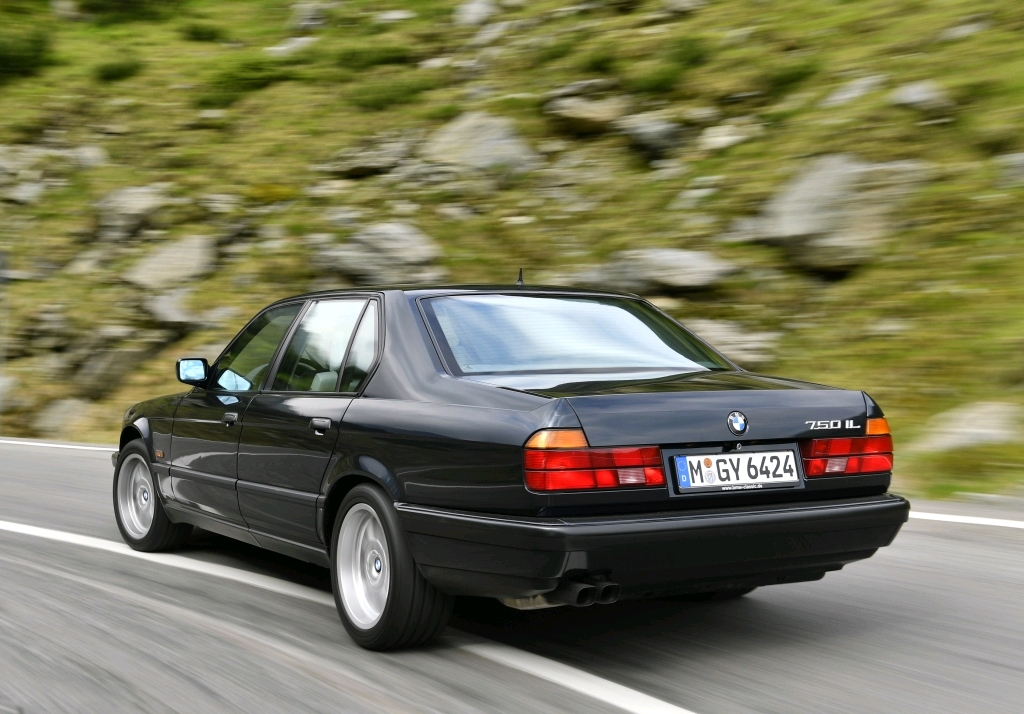 卡尔兰德尔驾驶bmw 750i(e32)1986款拉着海藤南前往德国慕尼黑的bmw