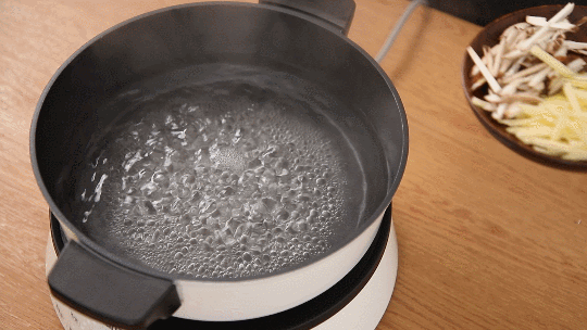 起一锅沸水,下入笋丝,香菇丝,汆烫20秒捞出,再下入鱼肉快速汆烫至鱼肉