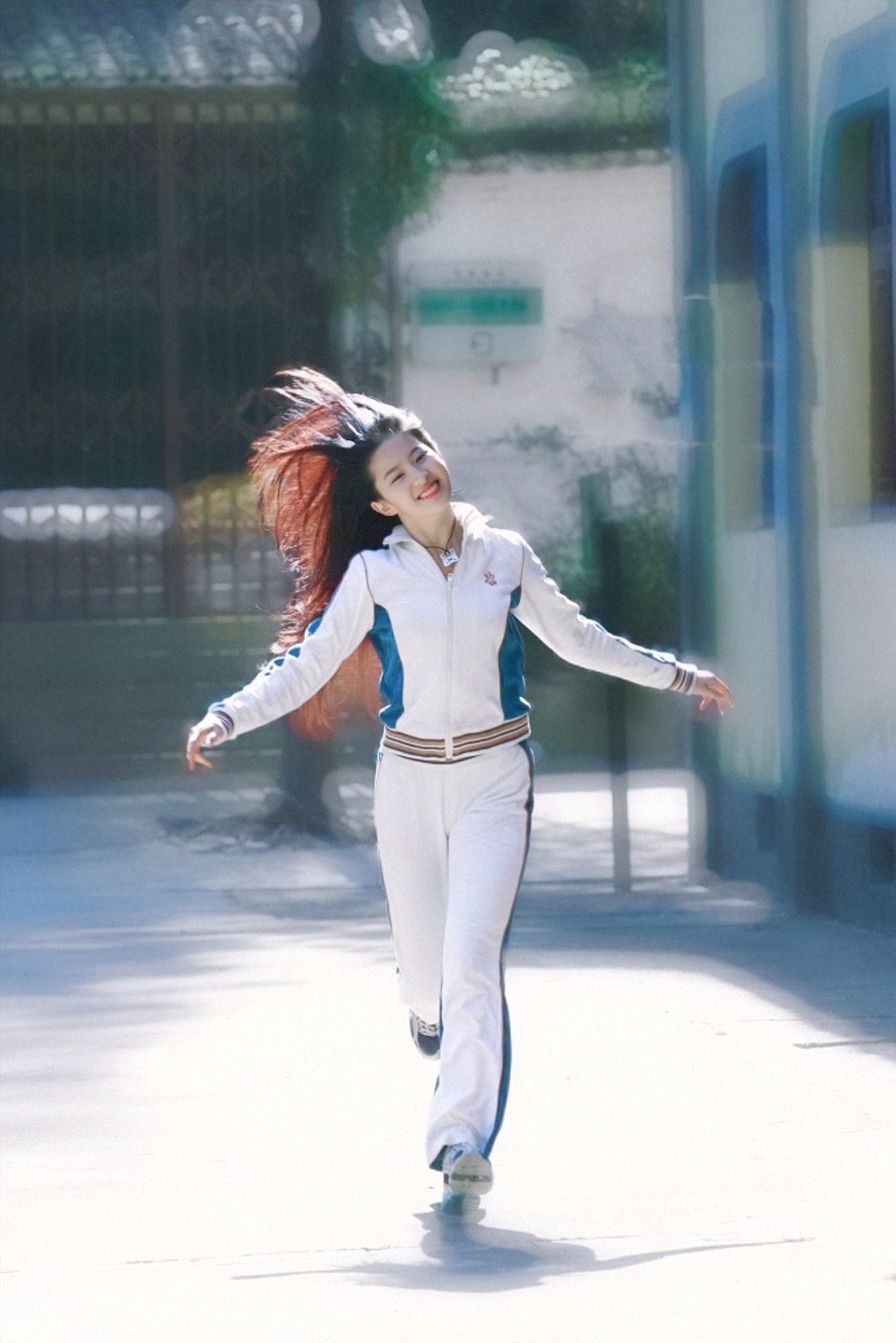 美丽的女孩飞奔而来