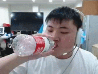 英雄联盟寝室uzi火遍lol世界圈狗吹真不是吹出来的