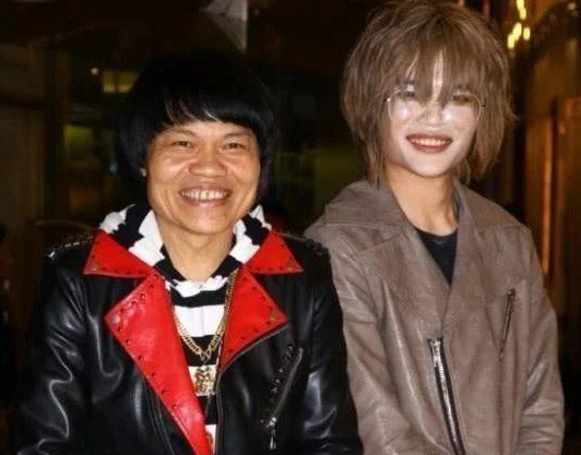 他是"香港第一丑男",妻子败光上亿家产,儿子化浓妆留长发!