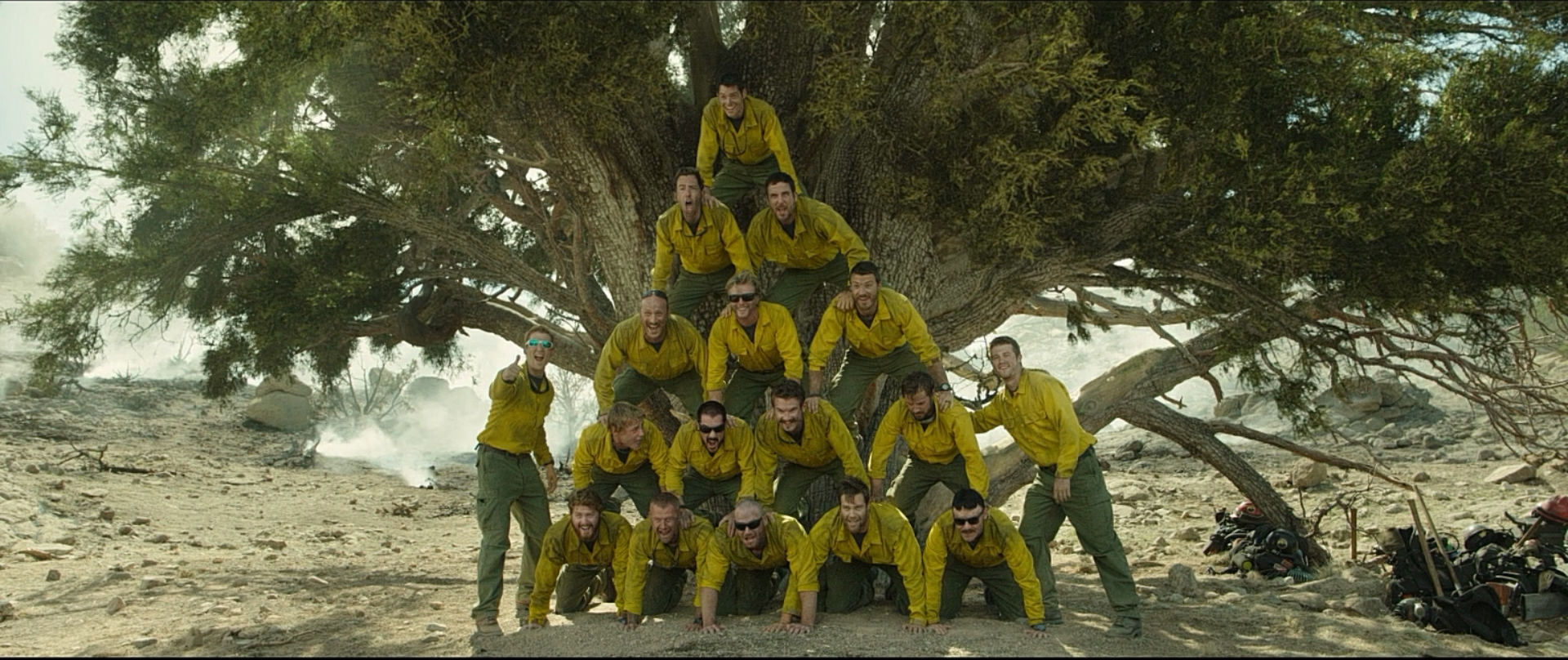 肆虐的大火,燃烧的生命:推荐电影《勇往直前》,不哭不要钱