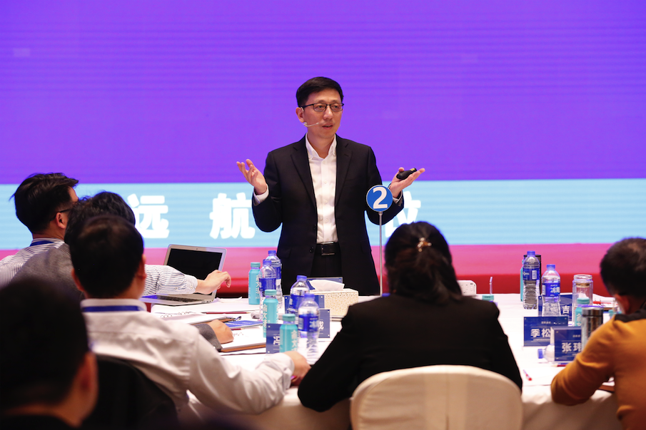 定位专家顾均辉现场演讲图