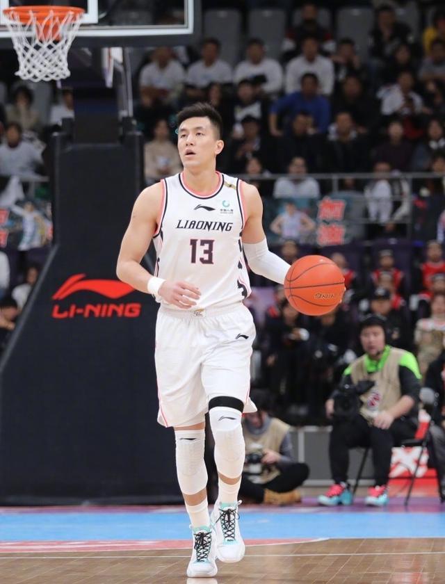 郭艾伦的身材绝了!篮球场下变身穿搭高手,妥妥的潮流帅气boy