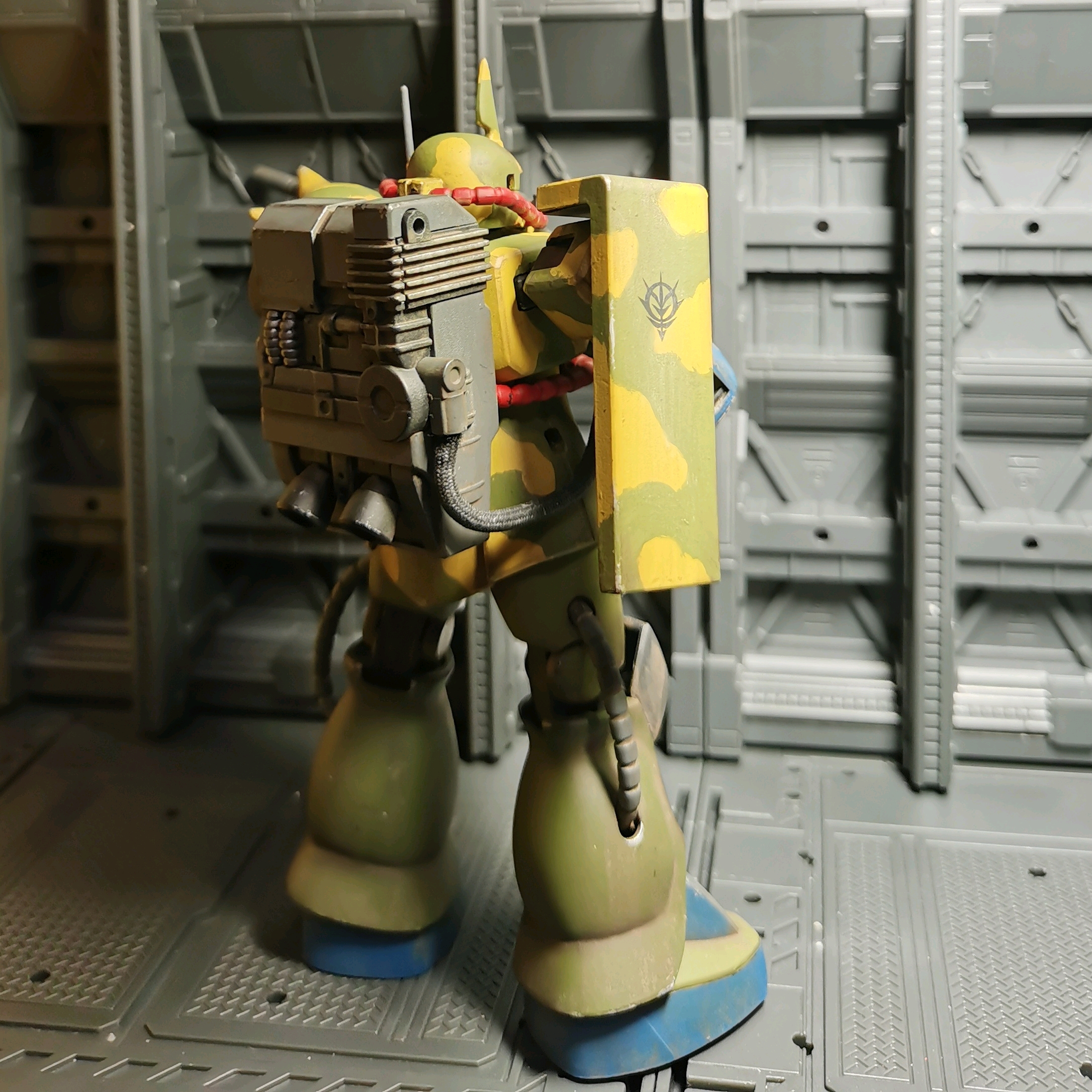 腰部动力管连接到背包