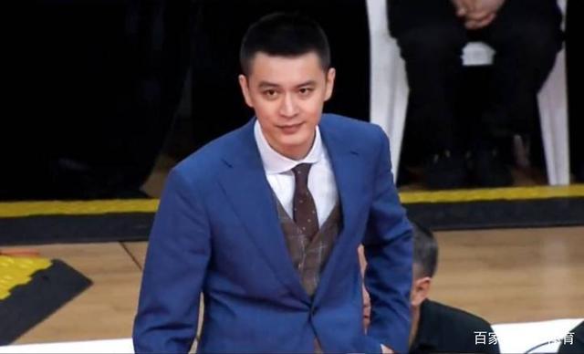 南杜锋北杨鸣!丛明晨被紧逼传球出界,杨鸣口吐芬芳:这个b胆儿