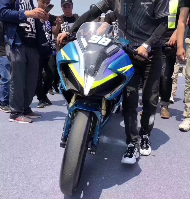 原创外观春风250sr概念车春风日正式亮相,一身名牌加持