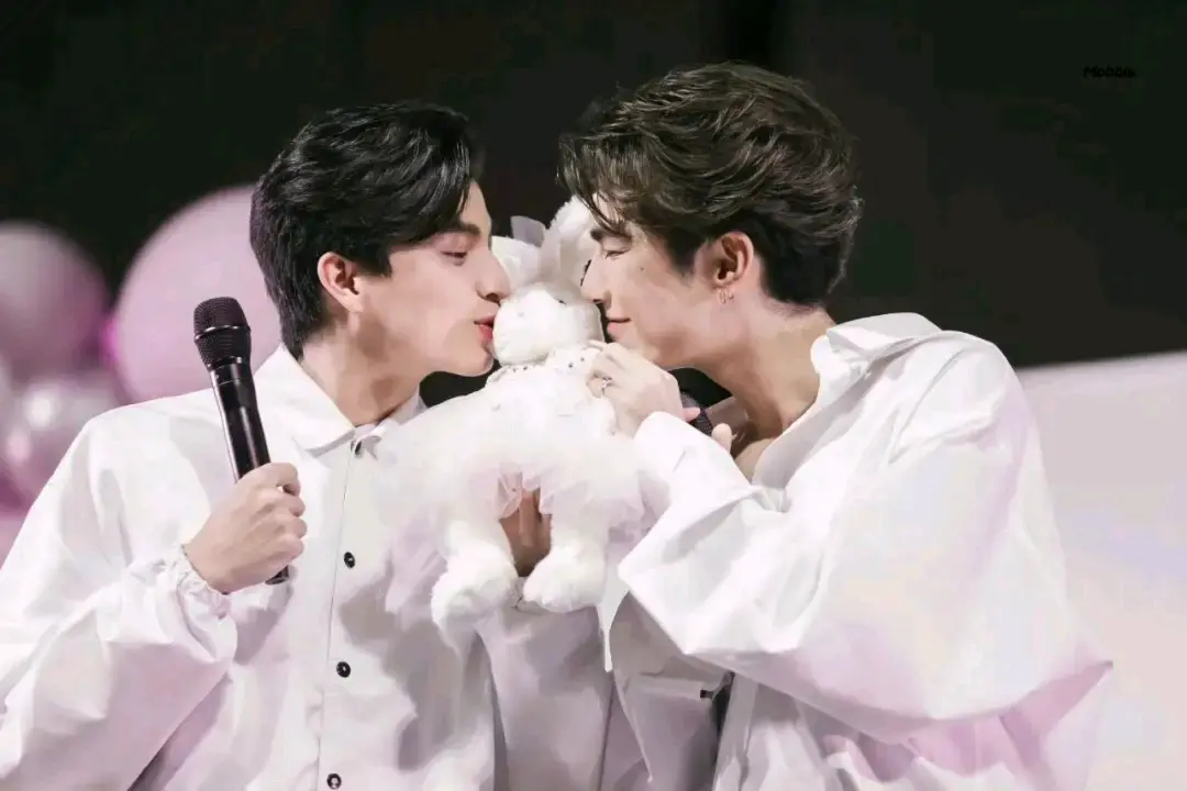 你们的经典公主抱到现在一直都还是他泰cp公主抱的模板还记这个公主抱