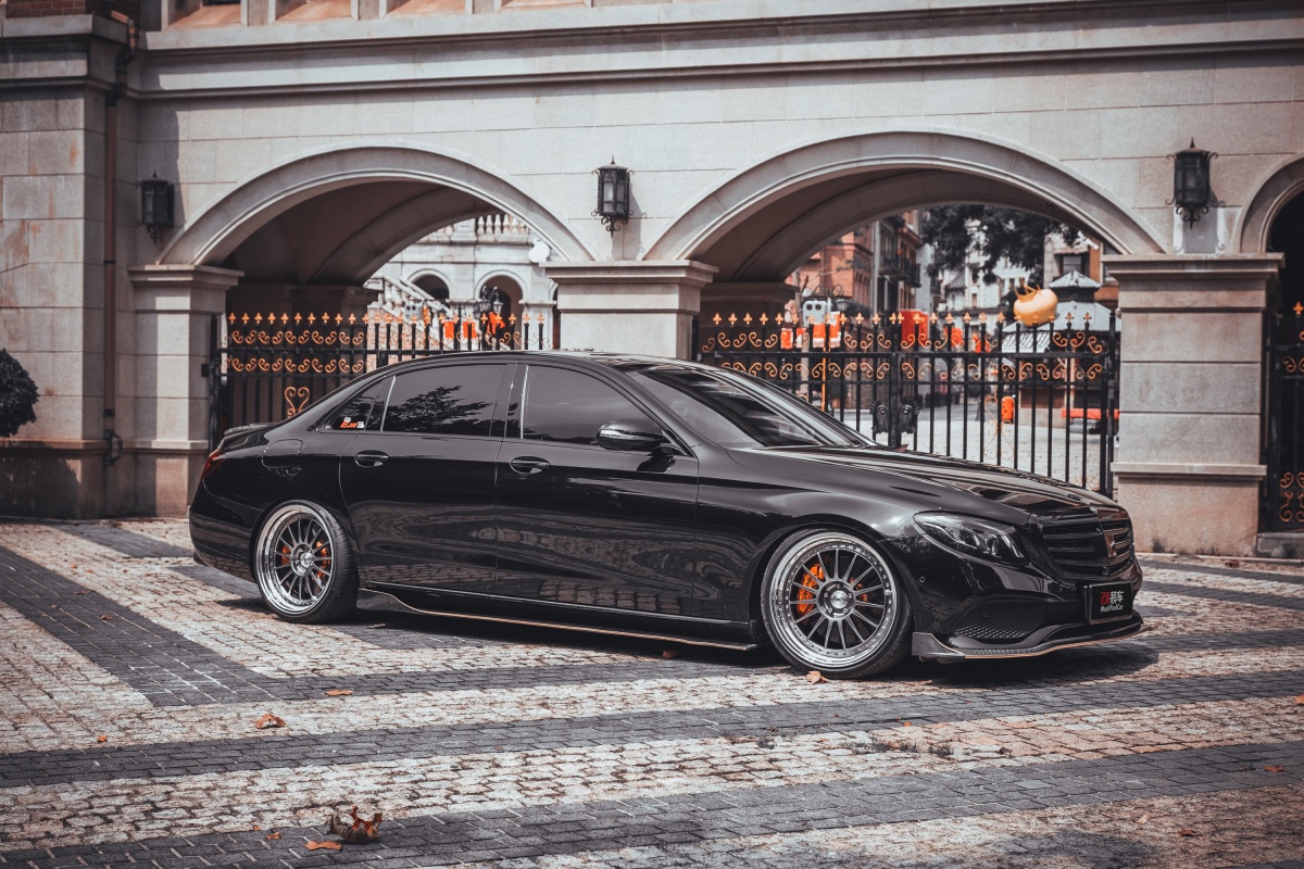 黑武士搭配轻vip风格,这台奔驰e320l散发着逼人的杀气!