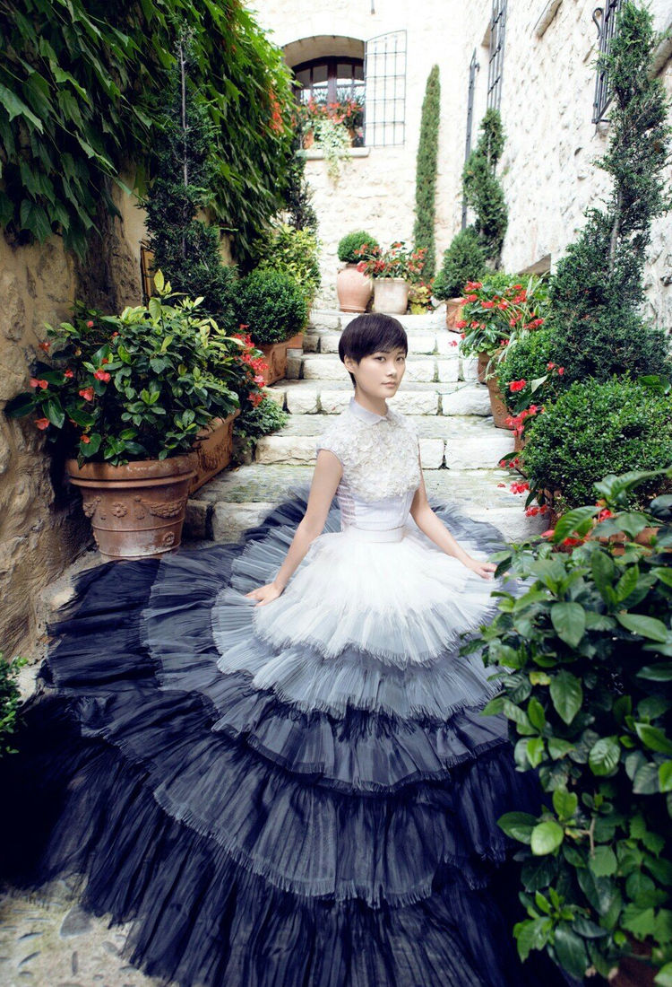 李宇春演唱《蜀绣,身穿丝绒蓝色仙女裙可仙可飒,尽显古风韵味
