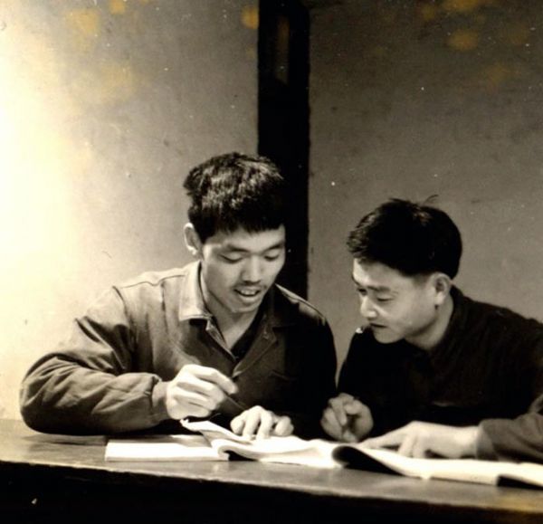 70年代学习有关的老照片,那时书店很拥挤,那时的大学生受人尊敬