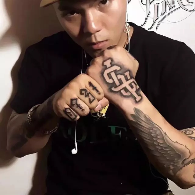 大傻rapper纹身图片