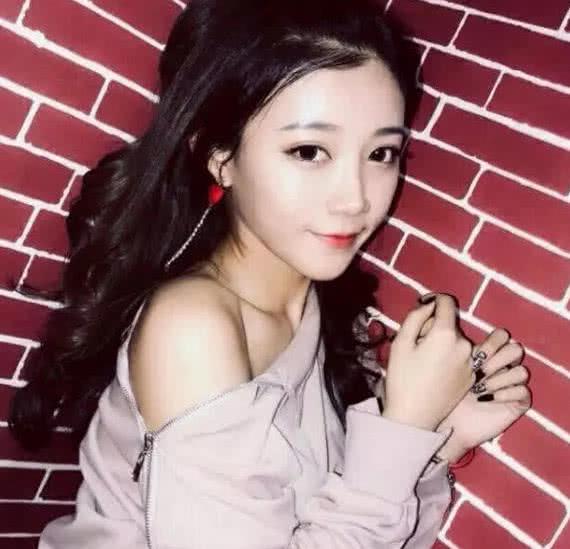 快手一姐小伊伊疑似整形失败,直播时下巴异常